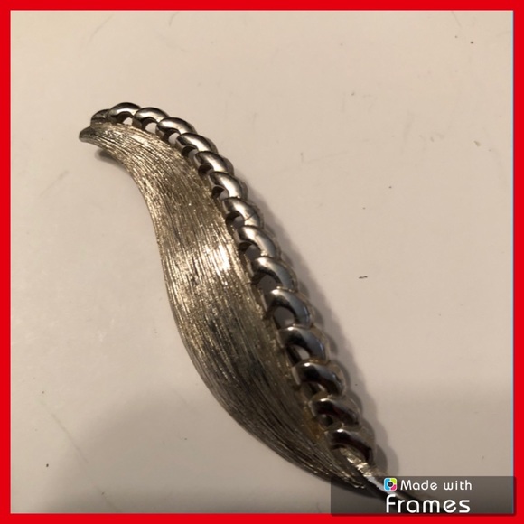 Vintage Monet brooch - Picture 1 of 3